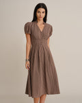 Vestido midi marrón de cuadros plisado con escote en V