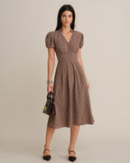 Vestido midi marrón de cuadros plisado con escote en V