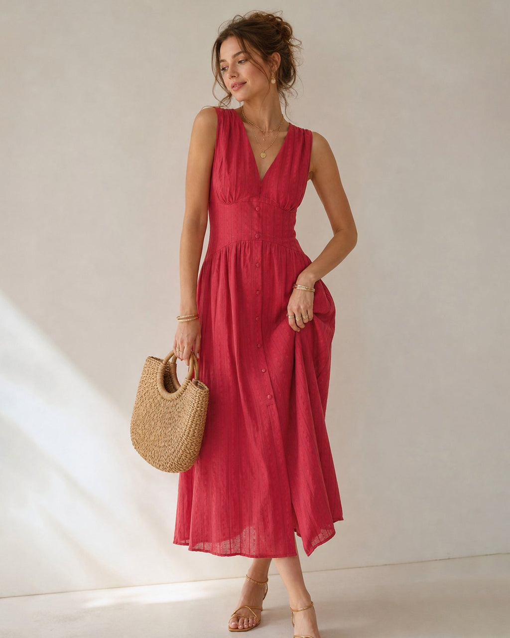Vestido midi rojo sin mangas con escote en V y botones
