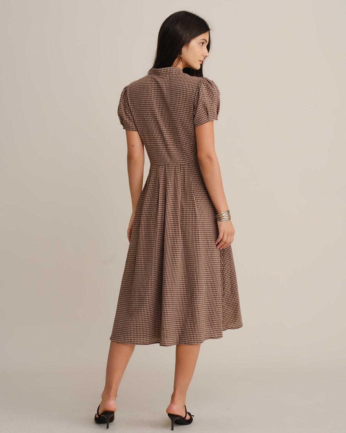 Vestido midi marrón de cuadros plisado con escote en V