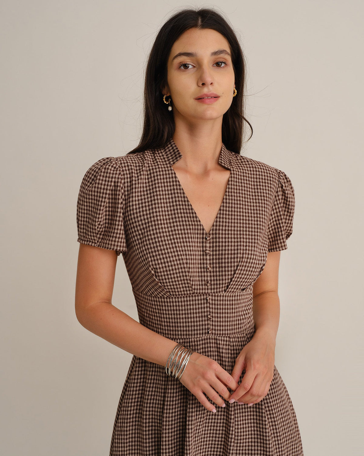 Vestido midi marrón de cuadros plisado con escote en V