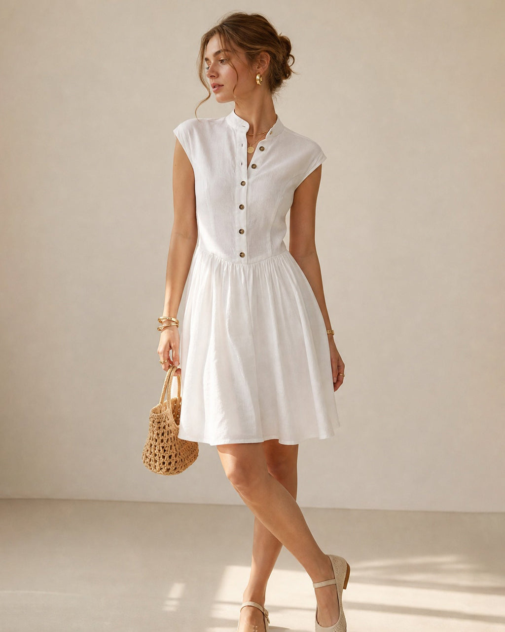 Vestido corto blanco de línea A con cuello mao