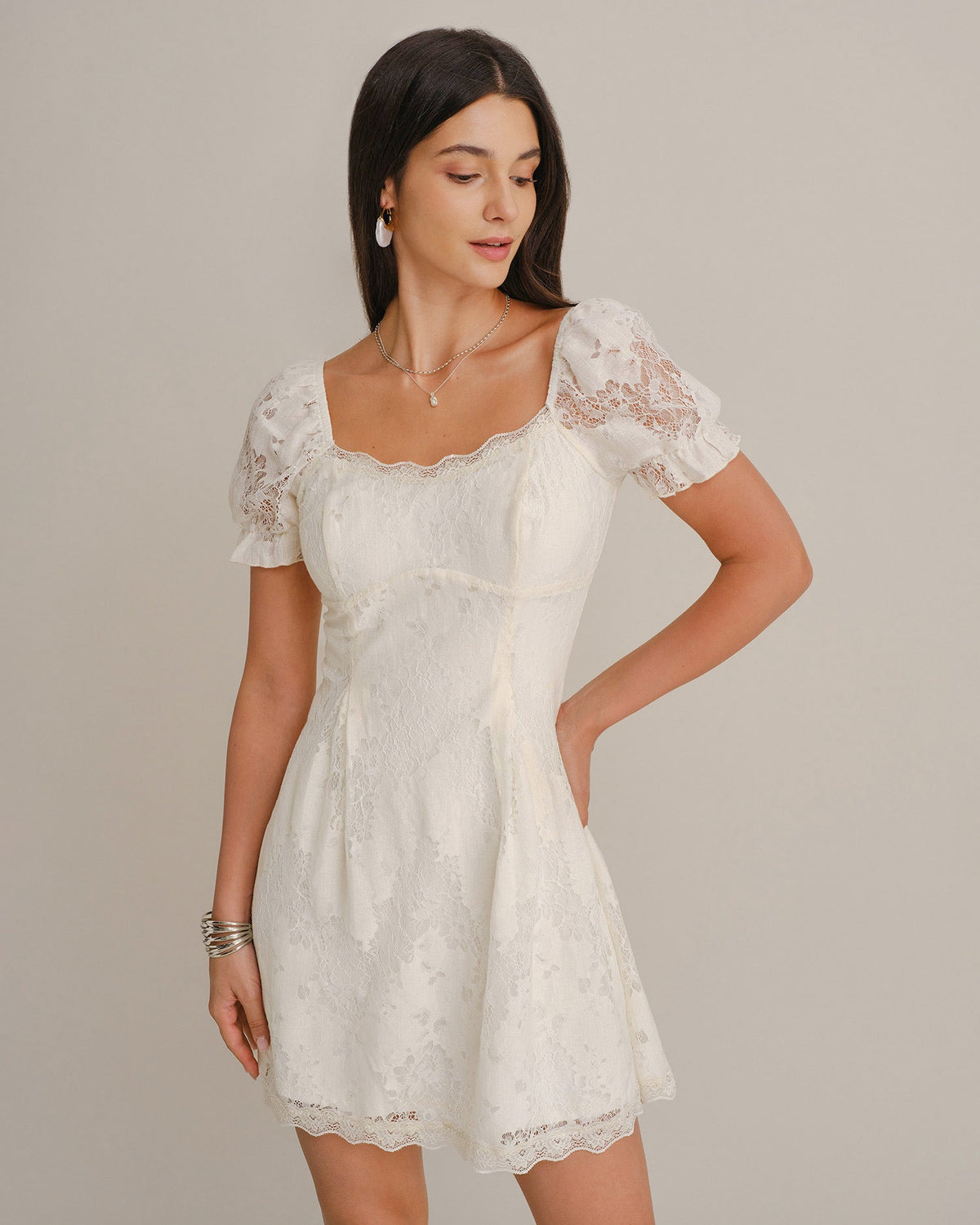 Vestido corto albaricoque de encaje con escote en U y manga abullonada