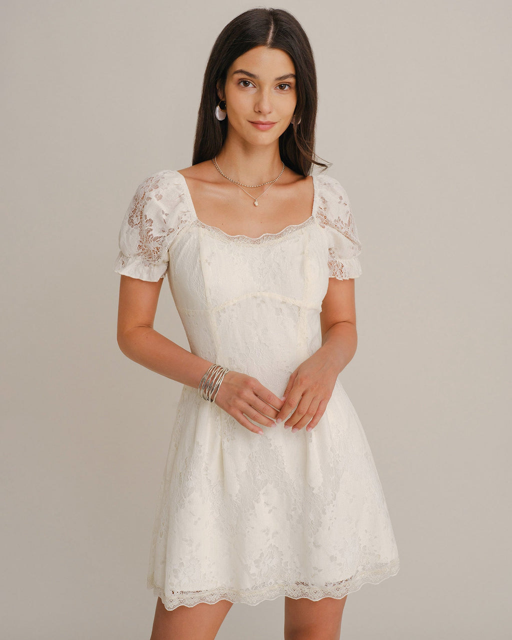Vestido corto albaricoque de encaje con escote en U y manga abullonada
