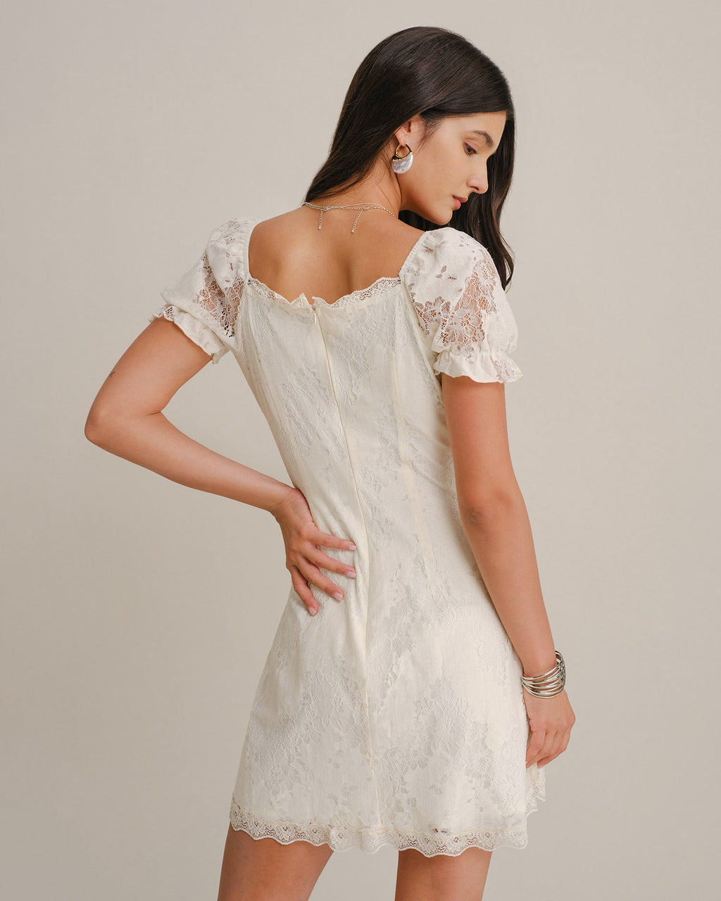Vestido corto albaricoque de encaje con escote en U y manga abullonada