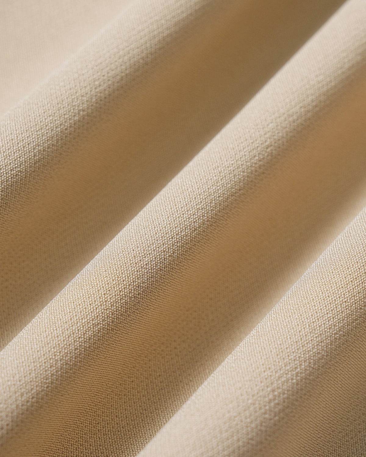 Pantalón recto caqui con cinturón y bolsillos