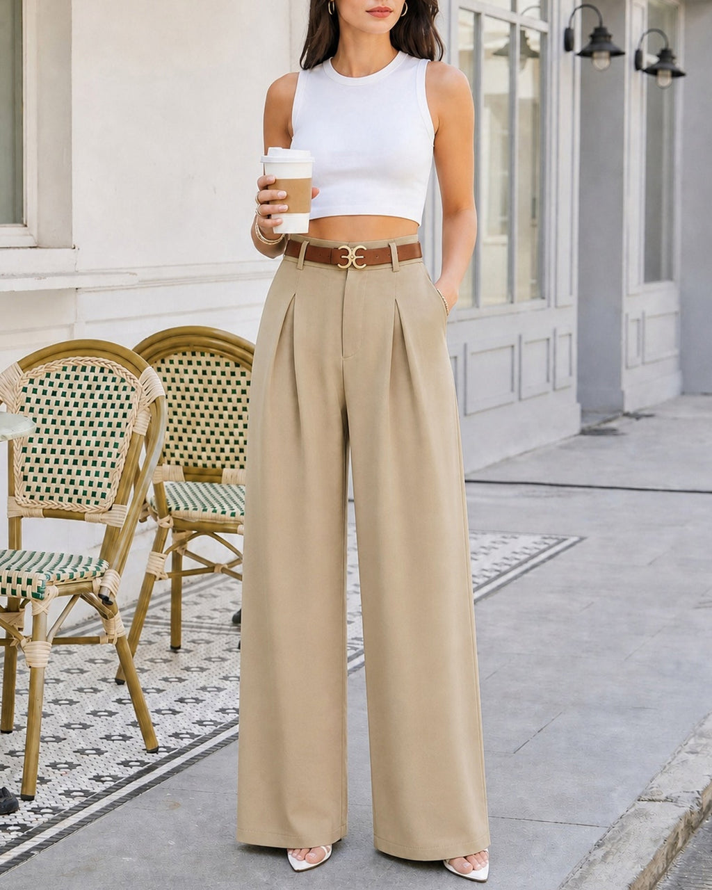 Pantalón recto caqui con cinturón y bolsillos