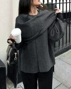 Abrigo gris con cuello chal