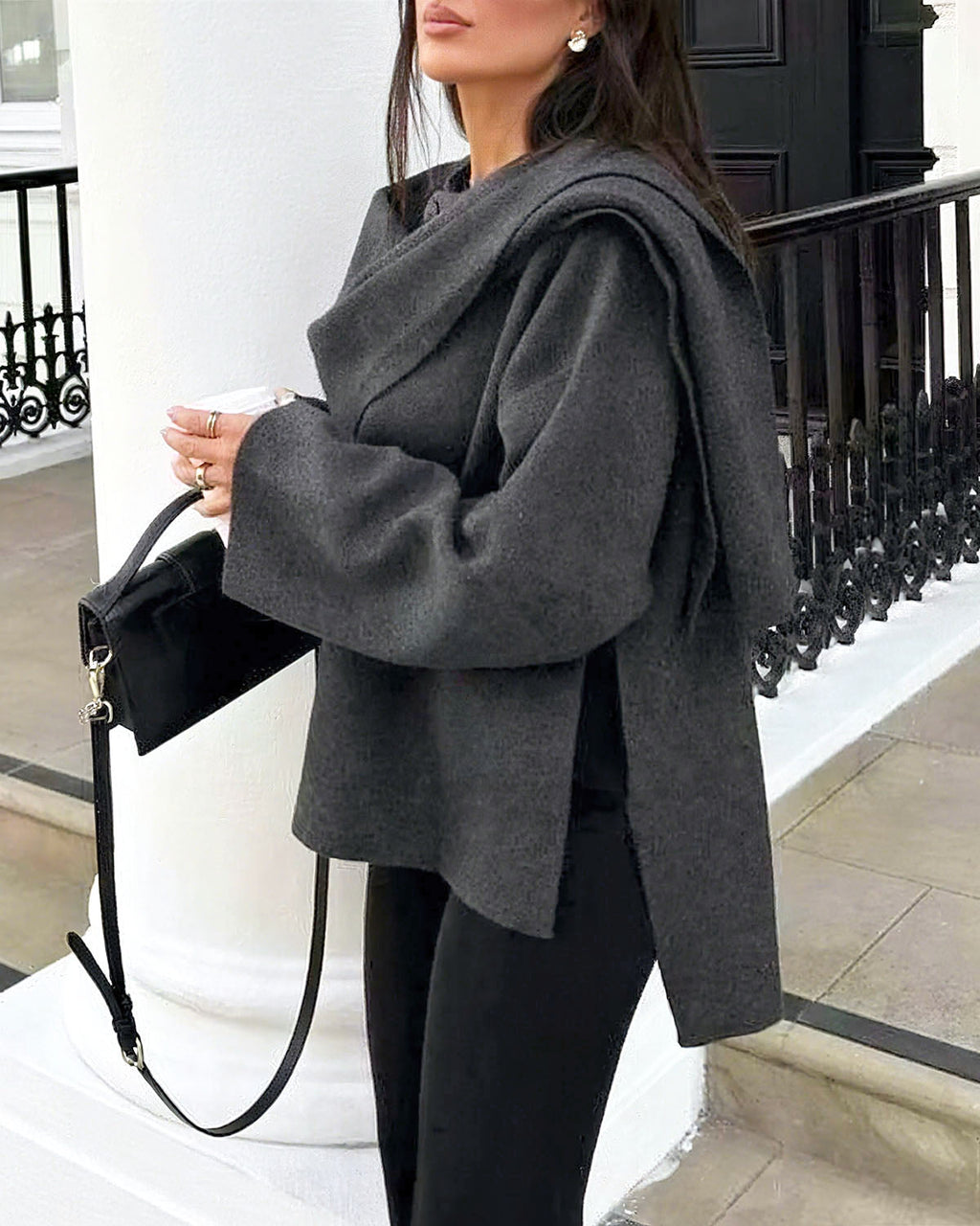 Abrigo gris con cuello chal