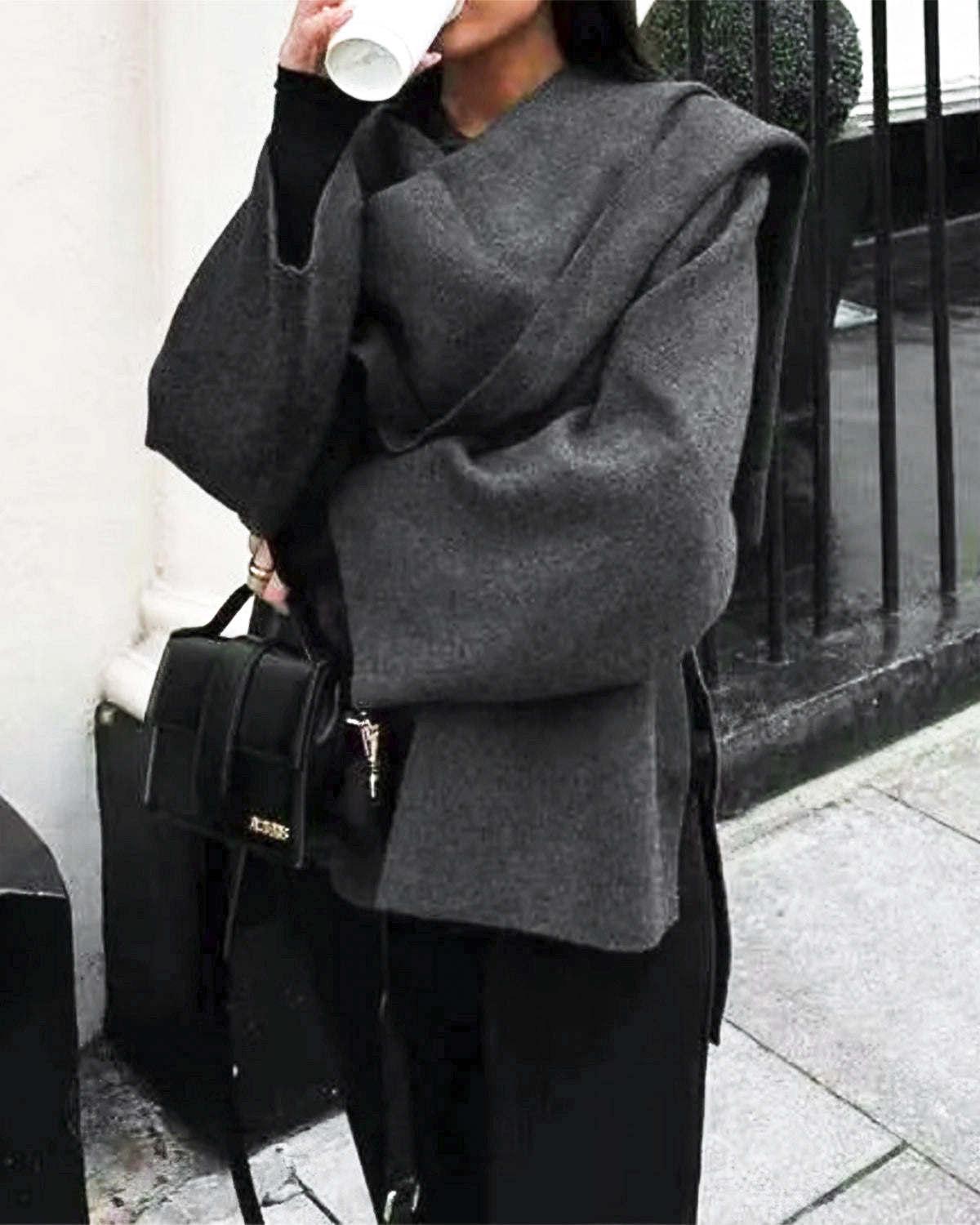 Abrigo gris con cuello chal