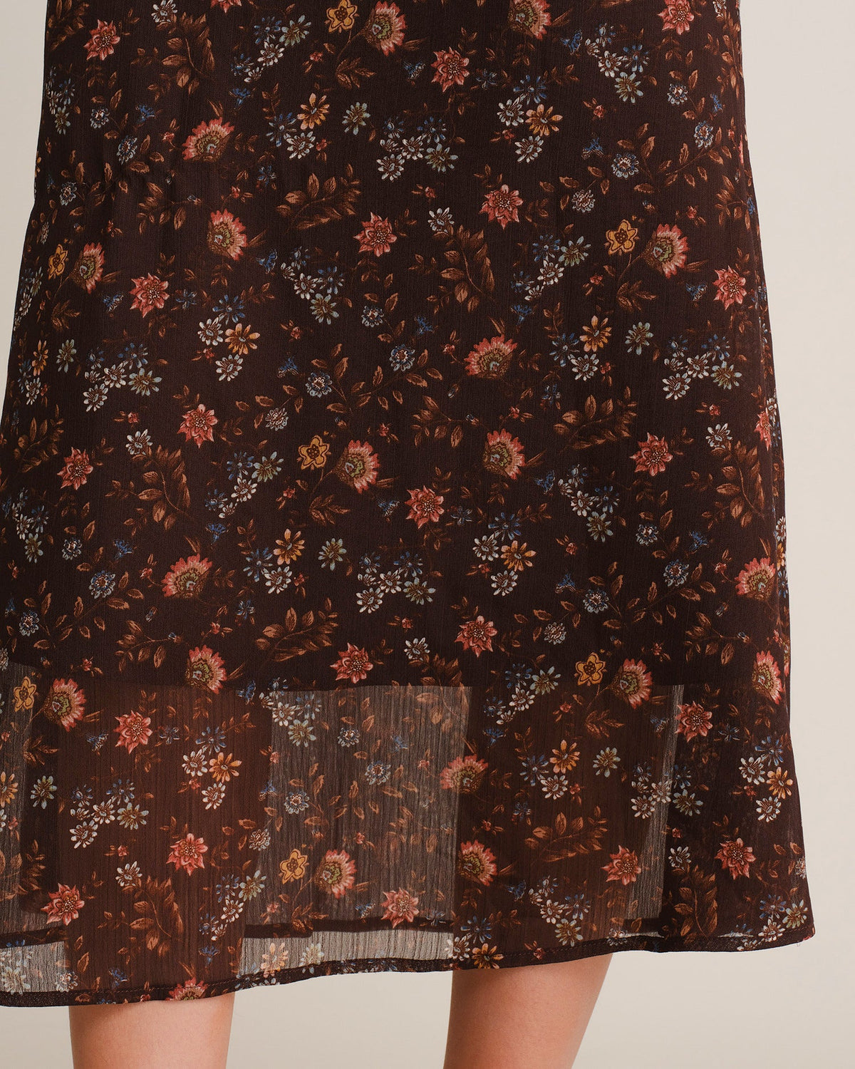 Vestido largo de gasa marrón café de flores con hombros caídos