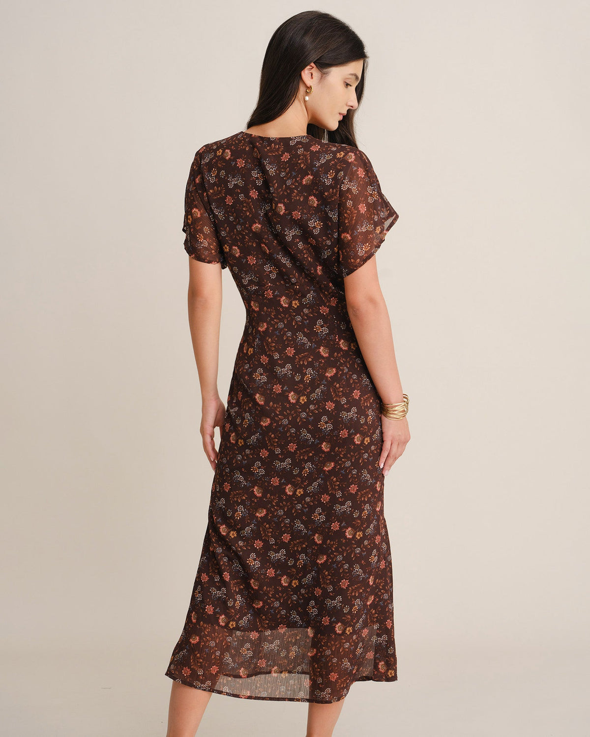 Vestido largo de gasa marrón café de flores con hombros caídos