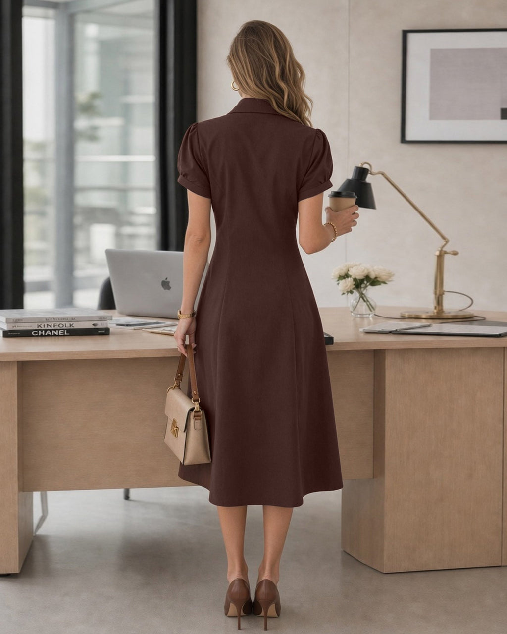 Vestido midi marrón fruncido con manga abullonada