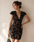 Vestido corto negro de encaje floral con escote en V
