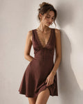 Vestido corto marrón de satén sin mangas con escote en V