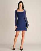 Vestido corto azul marino de malla con escote cuadrado