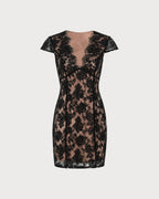 Vestido corto negro de encaje floral con escote en V
