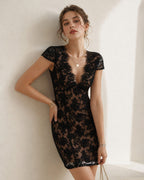 Vestido corto negro de encaje floral con escote en V