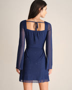 Vestido corto azul marino de malla con escote cuadrado