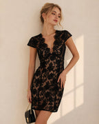 Vestido corto negro de encaje floral con escote en V