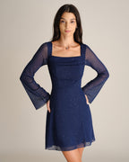 Vestido corto azul marino de malla con escote cuadrado