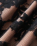 Vestido corto negro de encaje floral con escote en V