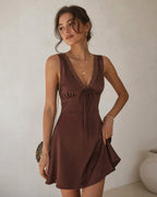 Vestido corto marrón de satén sin mangas con escote en V