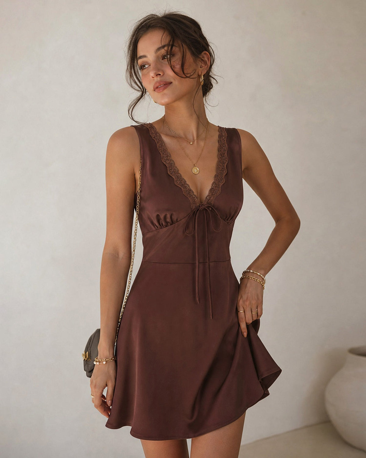 Vestido corto marrón de satén sin mangas con escote en V