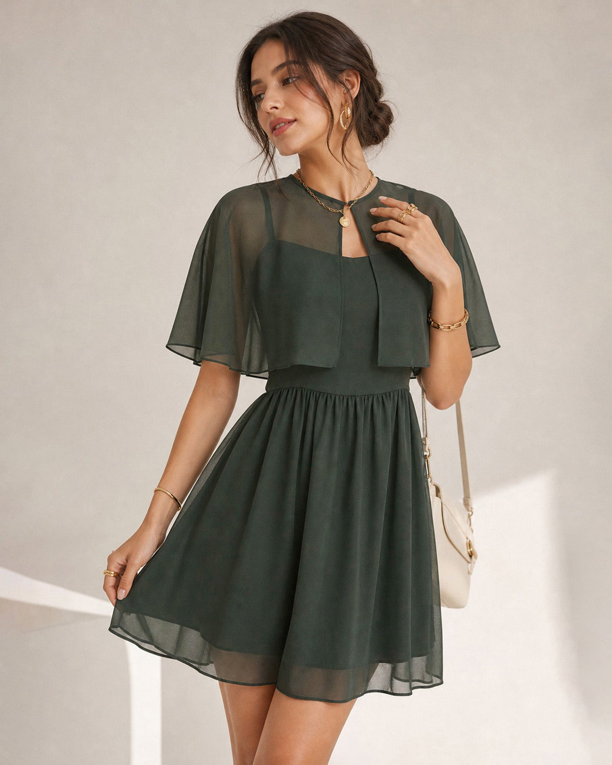Vestido corto verde de gasa con escote corazón
