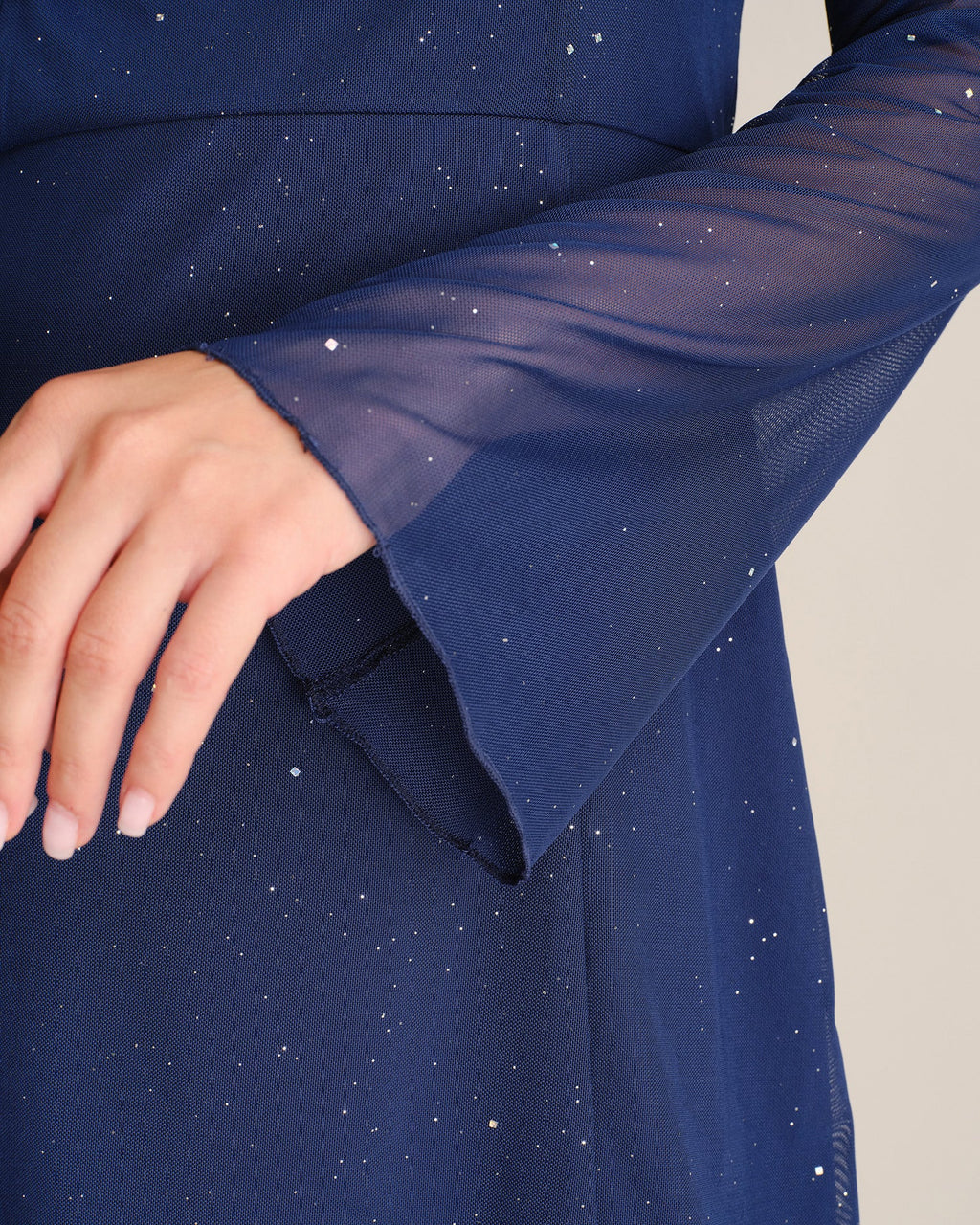 Vestido corto azul marino de malla con escote cuadrado