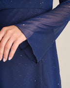 Vestido corto azul marino de malla con escote cuadrado