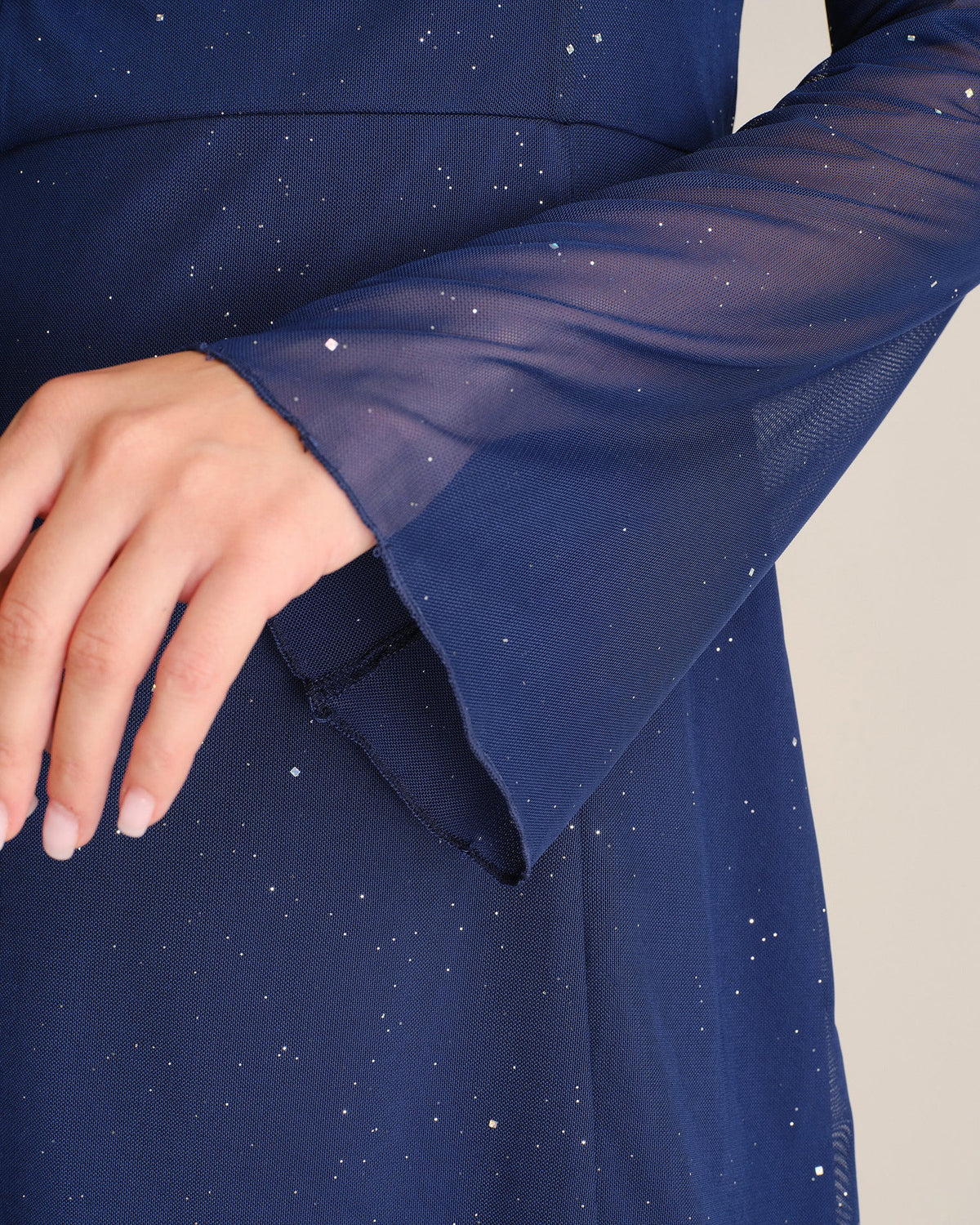 Vestido corto azul marino de malla con escote cuadrado