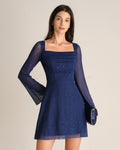 Vestido corto azul marino de malla con escote cuadrado