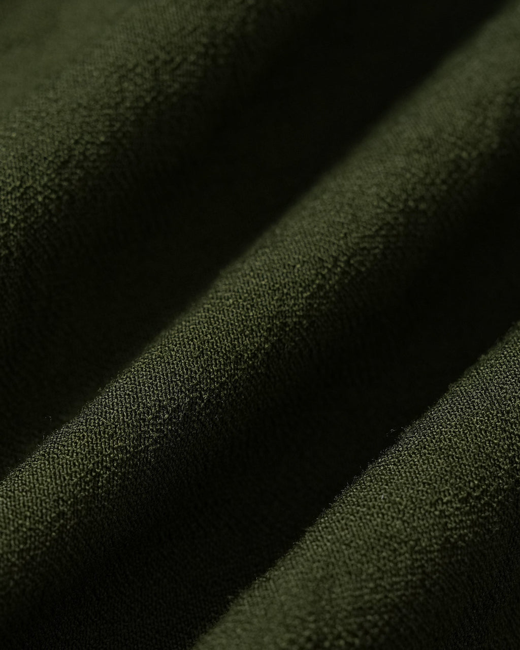 Camisa verde bordada con volantes y botones