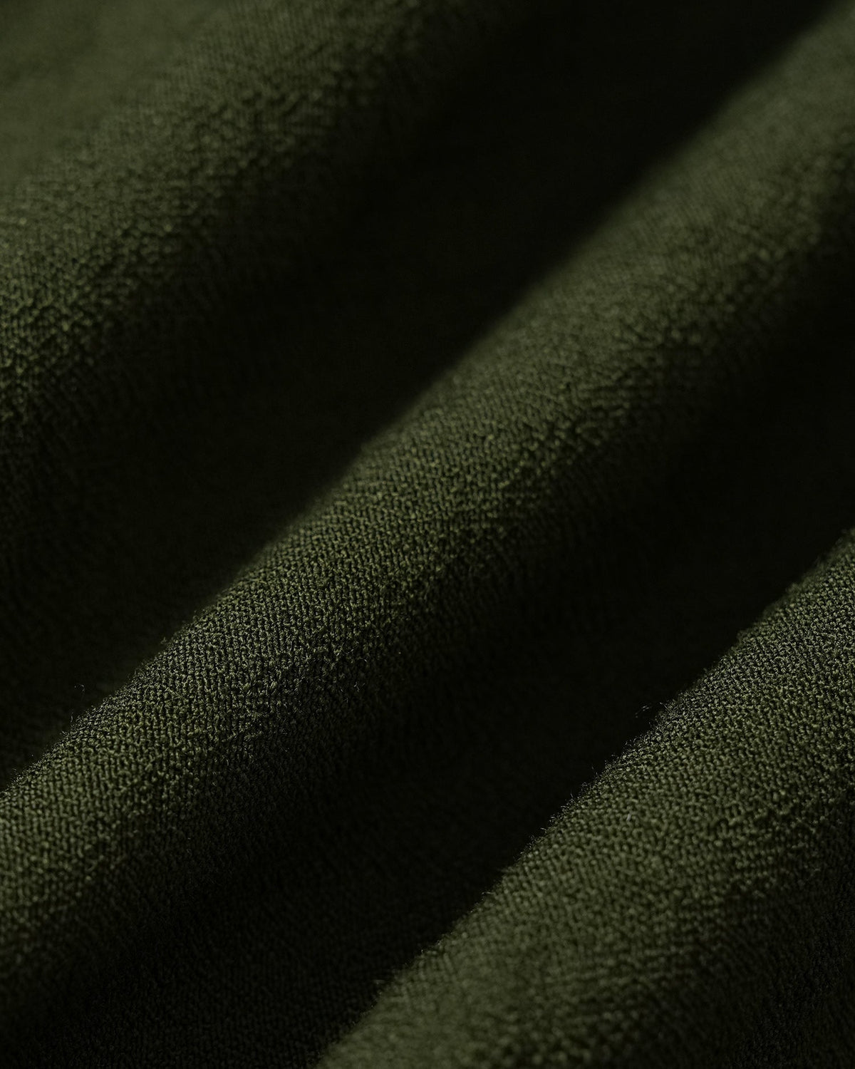 Camisa verde bordada con volantes y botones