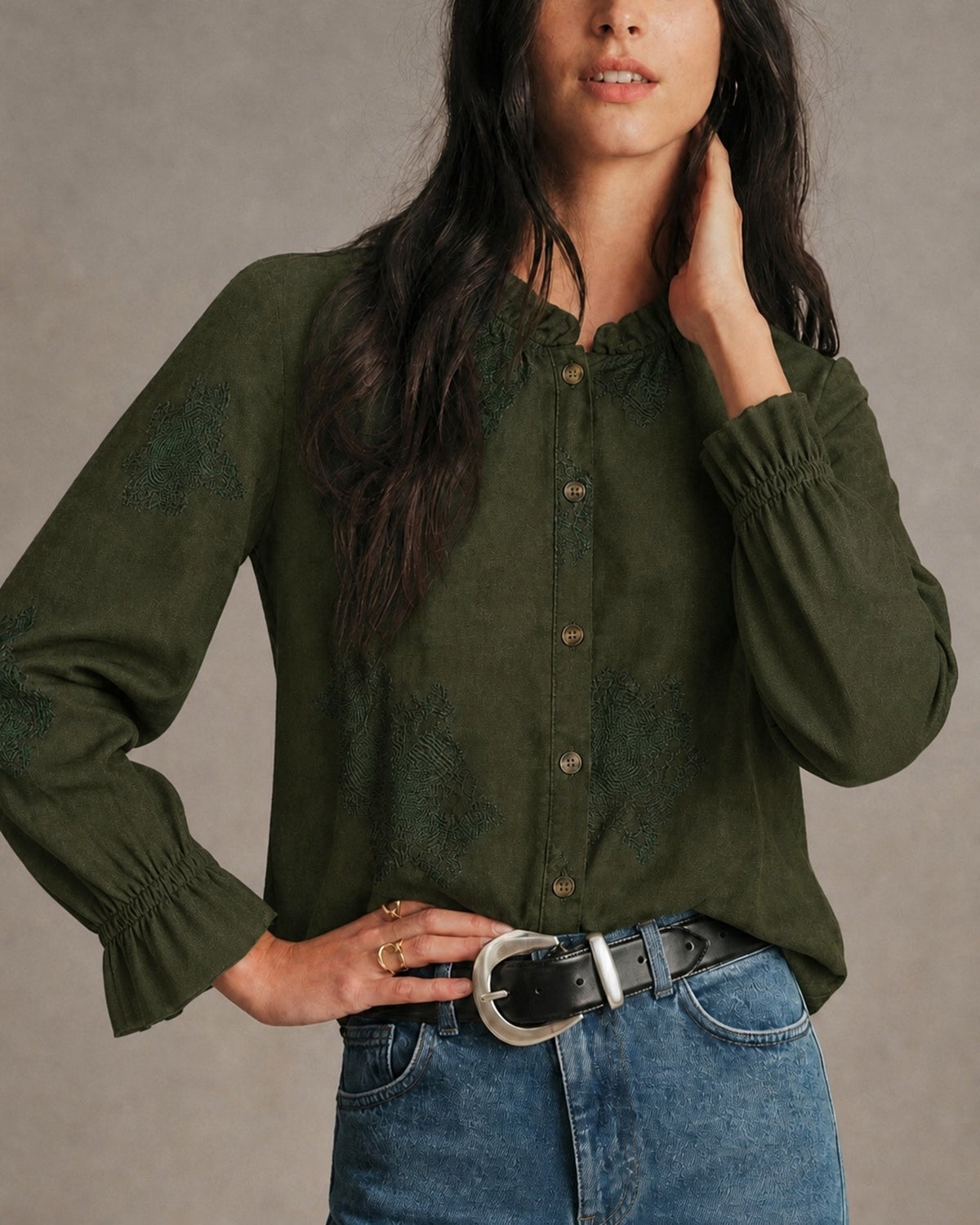Camisa verde bordada con volantes y botones