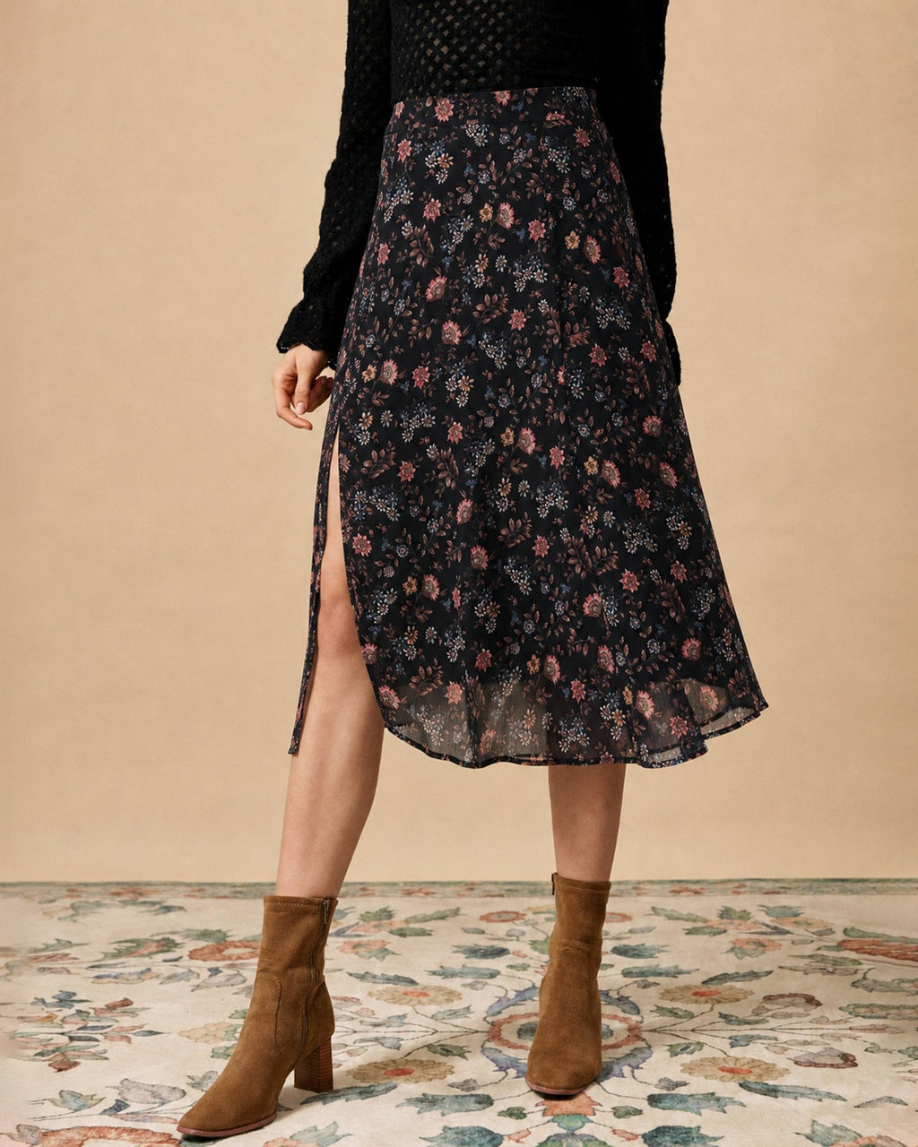 Falda midi negra de gasa con flores y abertura