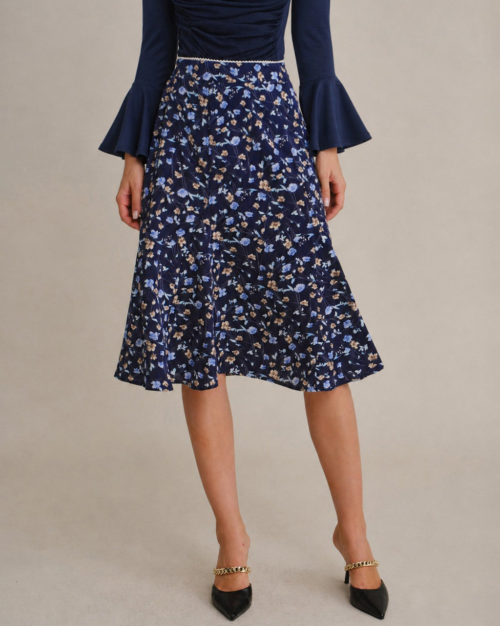 Falda midi azul de corte sirena con flores y cintura elástica
