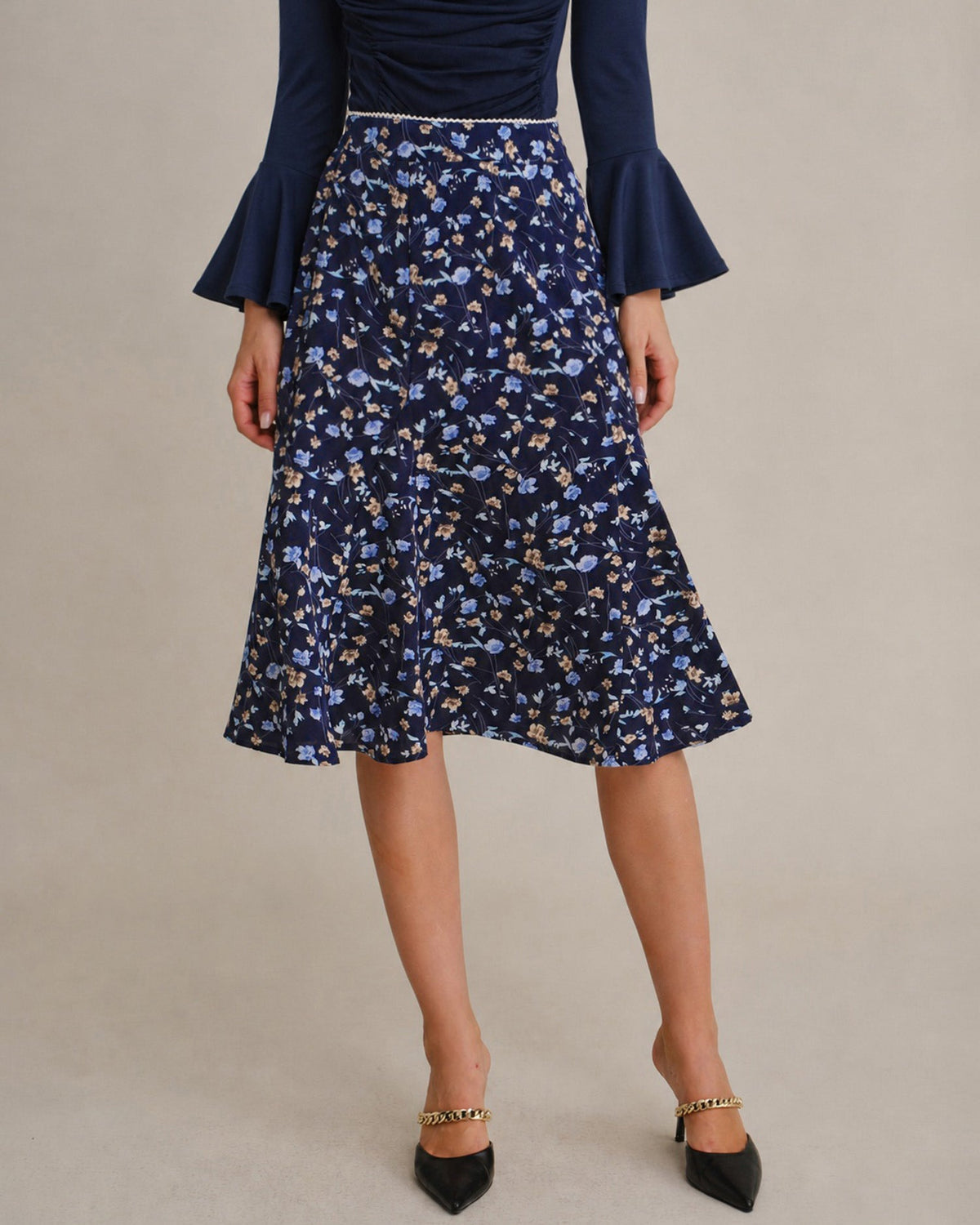 Falda midi azul de corte sirena con flores y cintura elástica