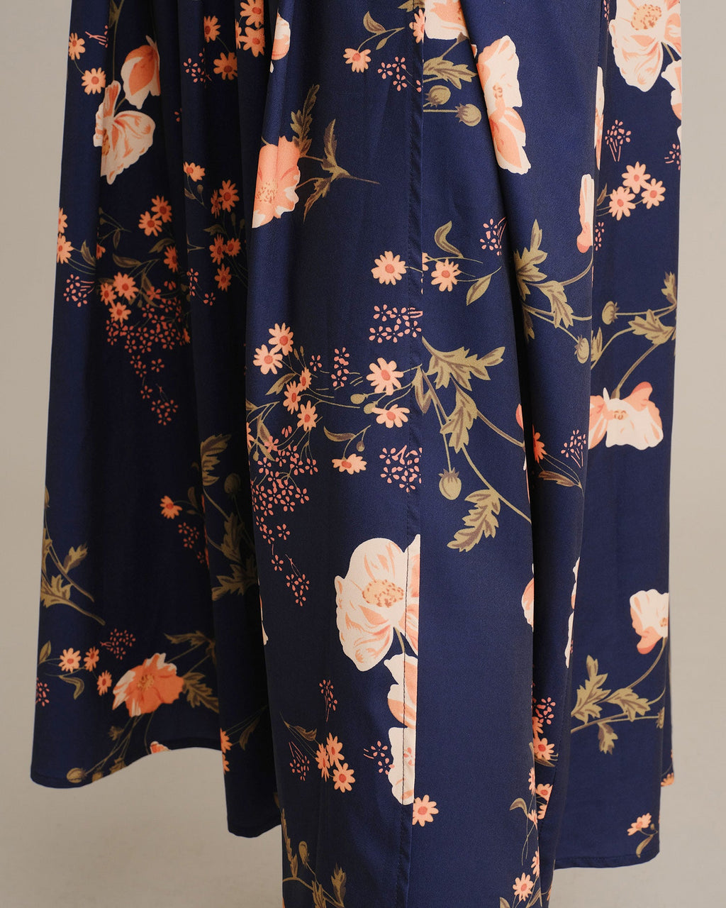 Falda midi azul marino de flores con cintura elástica