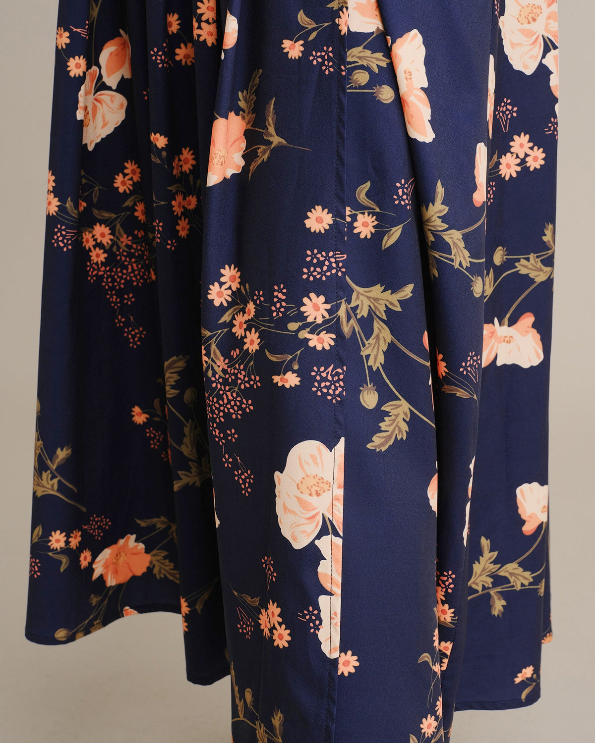 Falda midi azul marino de flores con cintura elástica
