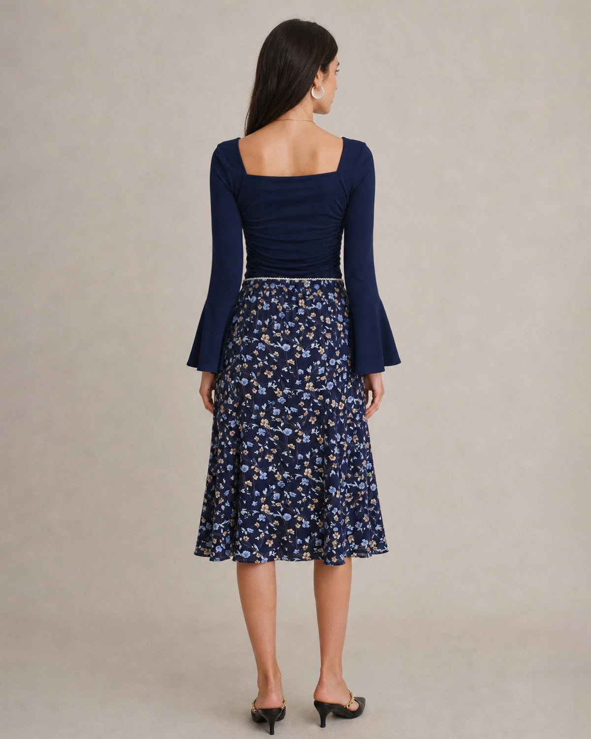 Falda midi azul de corte sirena con flores y cintura elástica