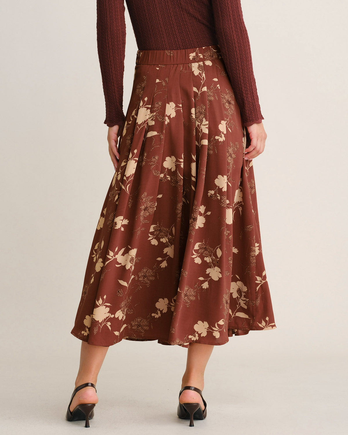 Falda midi roja de flores con cintura elástica y abertura