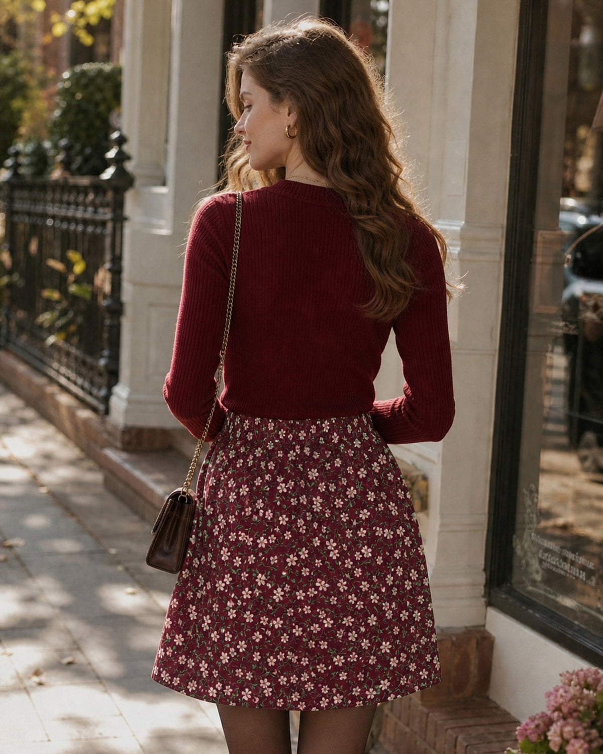 Falda corta roja de flores con cintura elástica