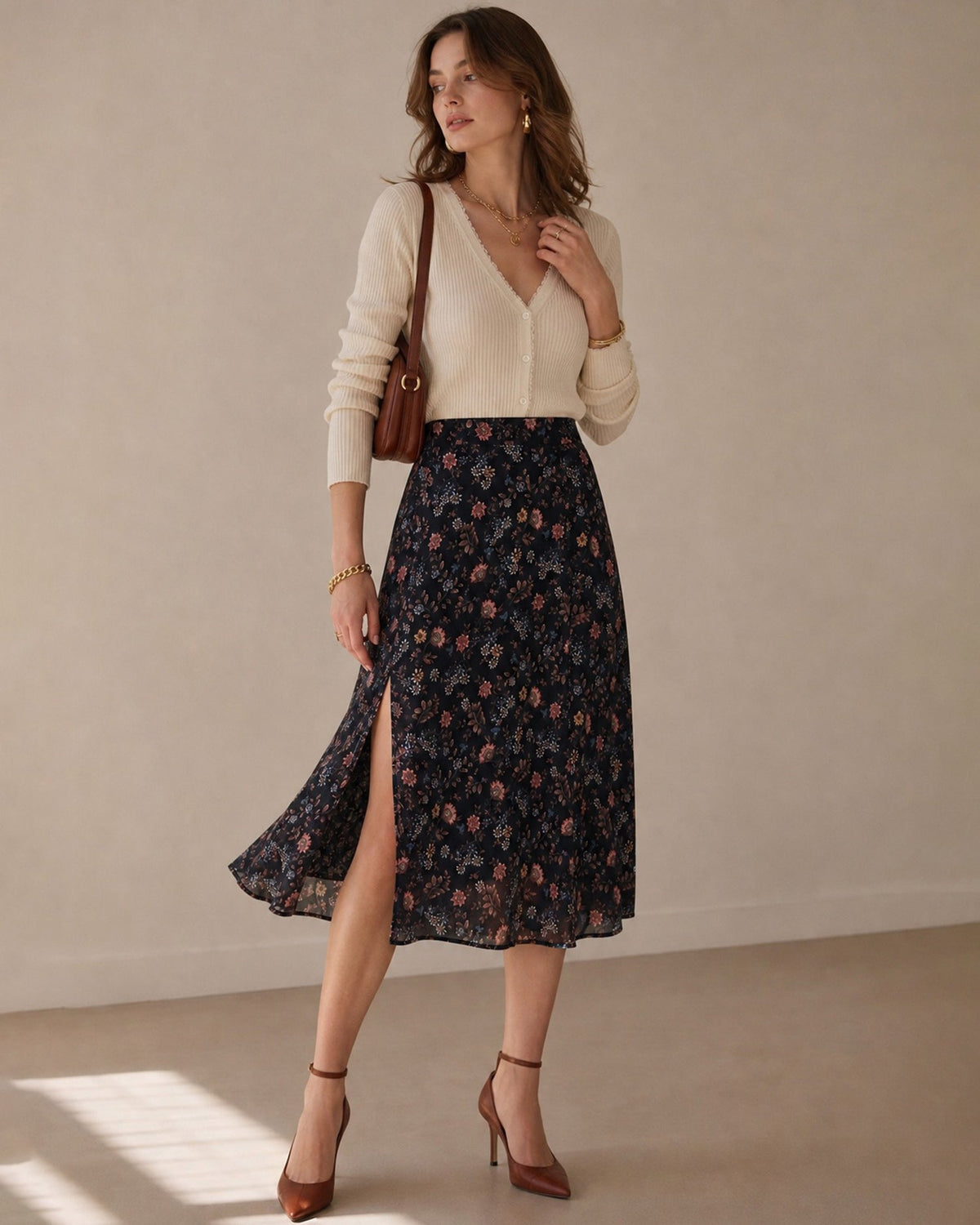 Falda midi negra de gasa con flores y abertura