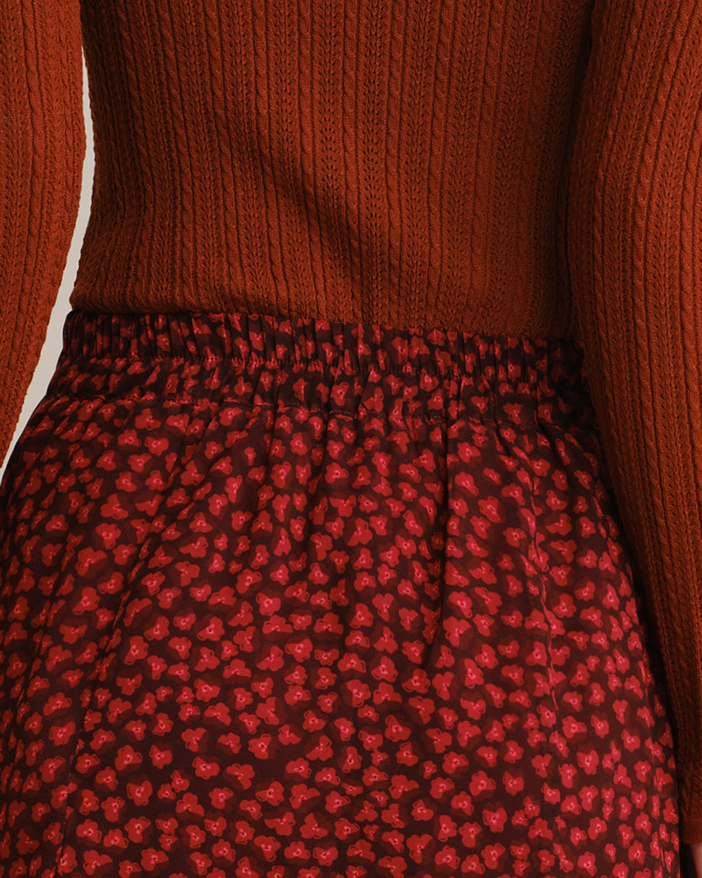 Falda midi roja de gasa con flores y cintura elástica