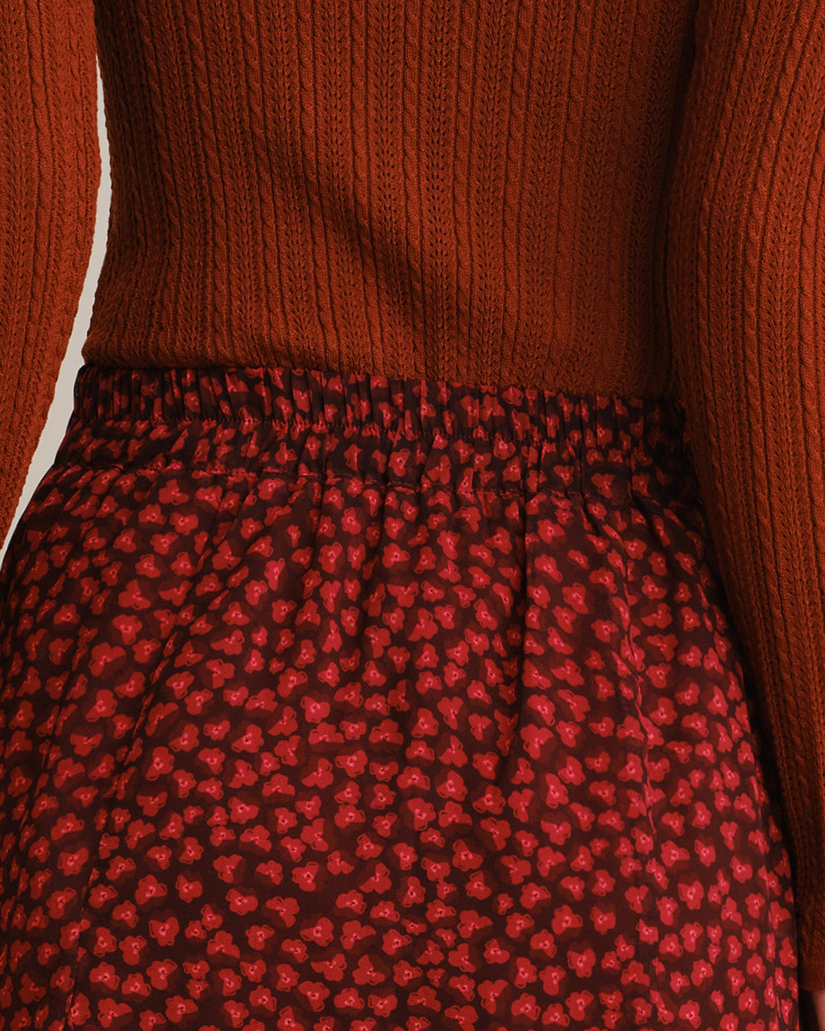 Falda midi roja de gasa con flores y cintura elástica