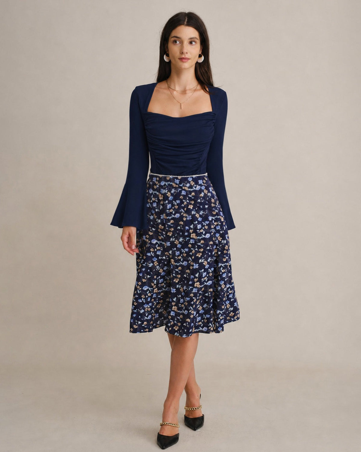 Falda midi azul de corte sirena con flores y cintura elástica