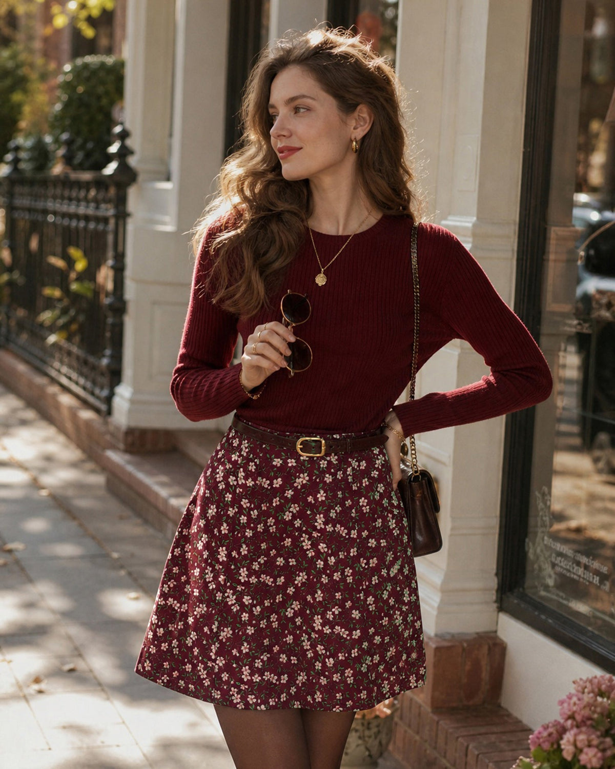 Falda corta roja de flores con cintura elástica