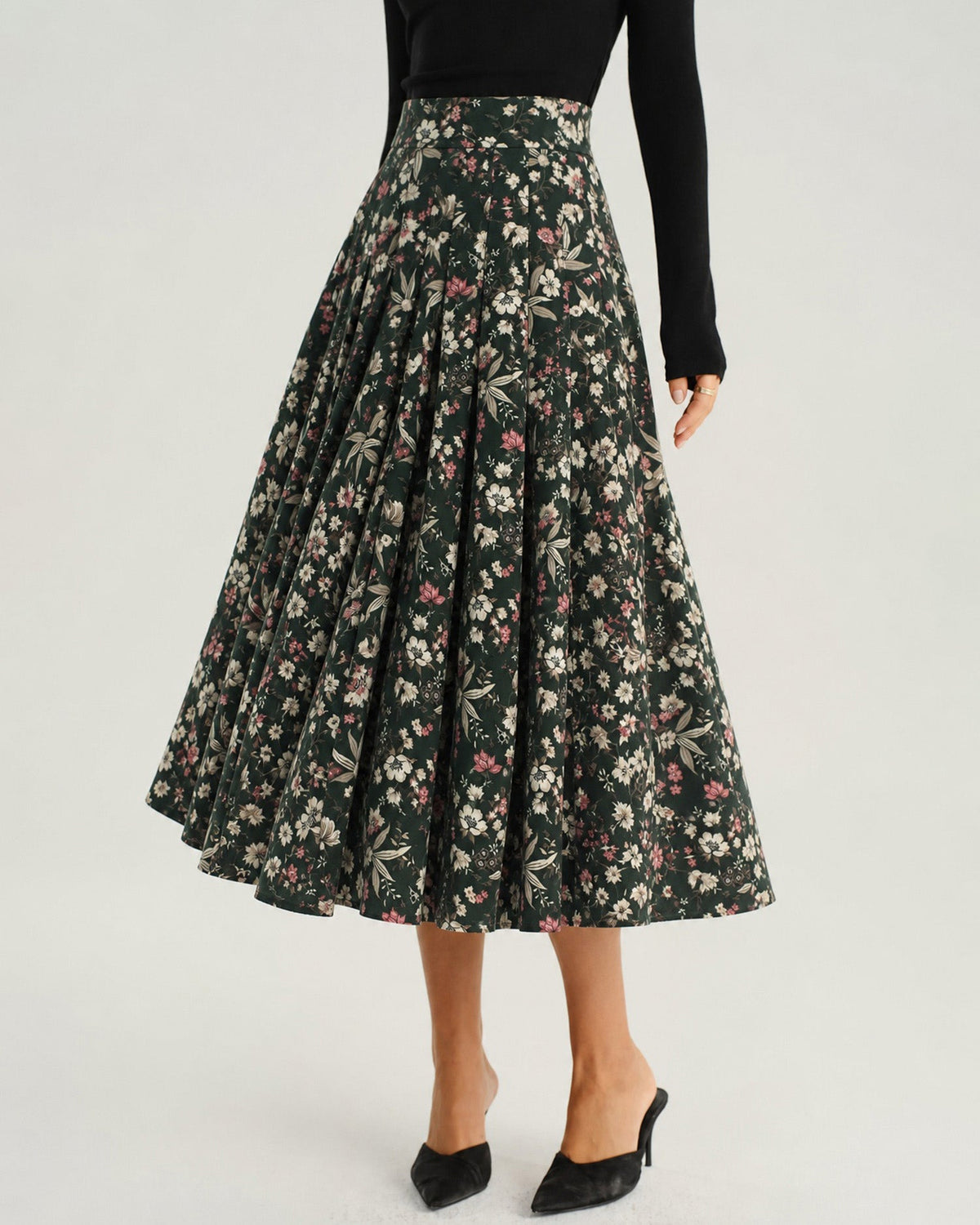 Falda midi verde plisada de flores con abertura